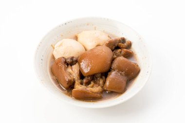 Haşlanmış yumurtalı domuz budu.