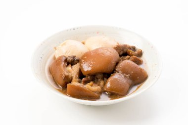 Haşlanmış yumurtalı domuz budu.