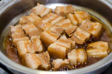 Domuz etini tencerede kaynatın. Japon yemekleri, Okinawa mutfağı Rafuthy. Okinawa usulü güveç domuz eti, domuz eti, awamori, soya, dashi çorbası ve şeker..