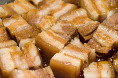 Domuz etini tencerede kaynatın. Japon yemekleri, Okinawa mutfağı Rafuthy. Okinawa usulü güveç domuz eti, domuz eti, awamori, soya, dashi çorbası ve şeker..