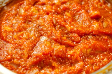 Et sosunu tavada pişirmek.