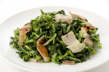 Domuz etli, çırpılmış turp.