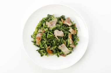 Domuz etli, çırpılmış turp.