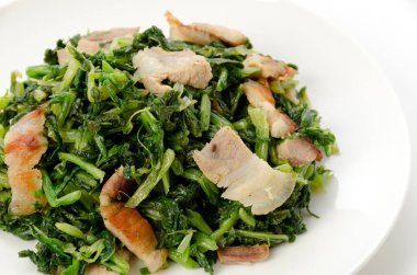 Domuz etli, çırpılmış turp.