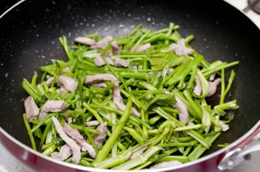 Kızarmış su ıspanağı, domuz etiyle sabah zaferi.