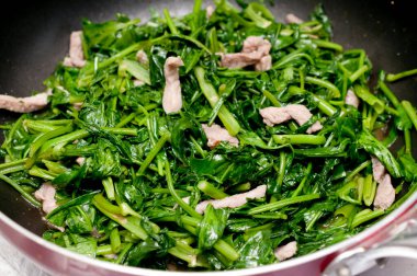 Kızarmış su ıspanağı, domuz etiyle sabah zaferi.