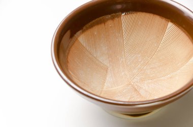 Beyaz arka planda Japon havan topu