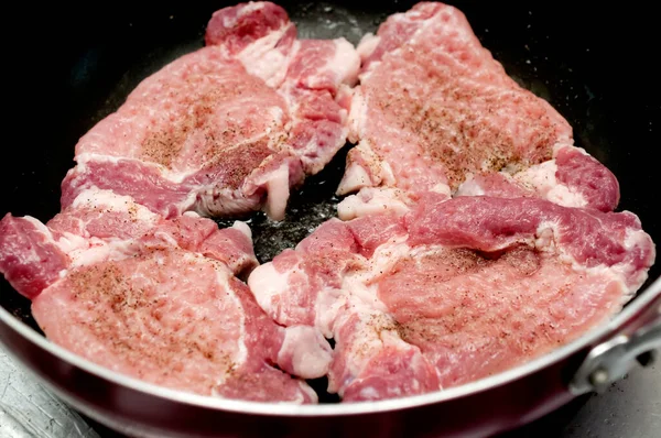 프라이팬에서 돼지고기 스테이크를 요리하는 — 스톡 사진