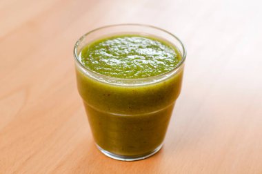 Yeşil yapraklı sebze ve meyvelerden yapılmış yeşil meyve püresi.