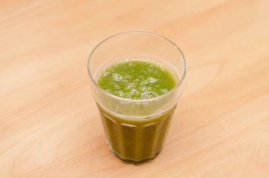 Yeşil yapraklı sebze ve meyvelerden yapılmış yeşil meyve püresi.