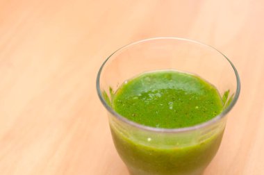 Yeşil yapraklı sebze ve meyvelerden yapılmış yeşil meyve püresi.