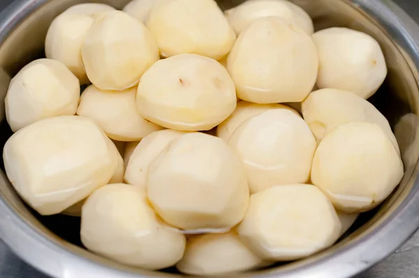 Rauwe Geschilde Aardappelen Een Roestvrijstalen Schaal — Stockfoto
