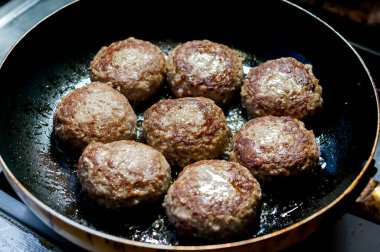 Kızartma tavasında hamburger bifteği pişirmek