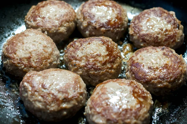 Kızartma Tavasında Hamburger Bifteği Pişirmek - Stok İmaj