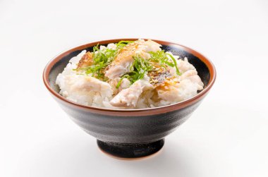 Japon yemeği, tuzlanmış balık gevreğiyle karıştırılmış pirinç (Sarı Sırt deniz kabuğu)