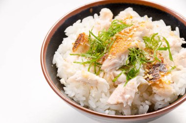 Japon yemeği, tuzlanmış balık gevreğiyle karıştırılmış pirinç (Sarı Sırt deniz kabuğu)