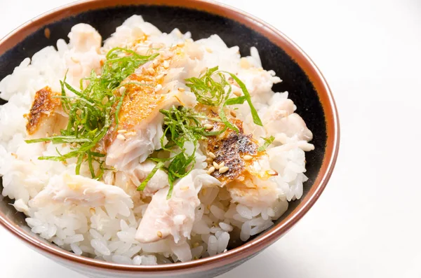 Japon Yemeği Tuzlanmış Balık Gevreğiyle Karıştırılmış Pirinç Sarı Sırt Deniz — Stok fotoğraf