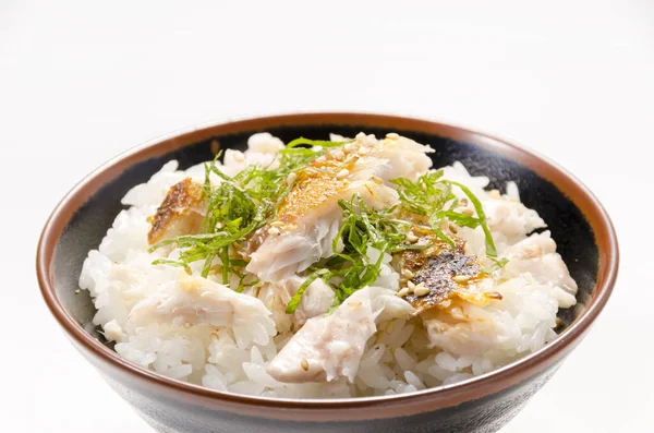 Japon Yemeği Tuzlanmış Balık Gevreğiyle Karıştırılmış Pirinç Sarı Sırt Deniz — Stok fotoğraf