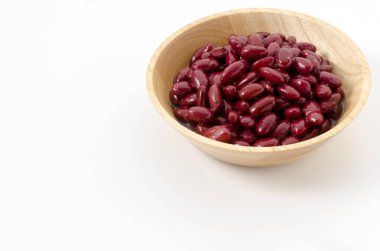 Ahşap kasede haşlanmış kırmızı böbrek fasulyesi. 