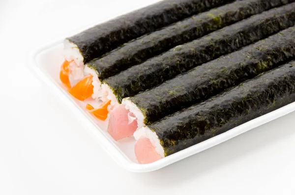 白を基調とした発泡スチロールのフードトレイに日本料理の巻き寿司 サーモンロール マグロロール — ストック写真