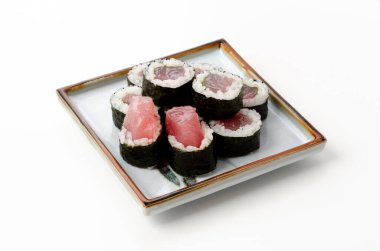 Japon yemeği, Shiso Tekka-maki, ton balıklı suşi.,