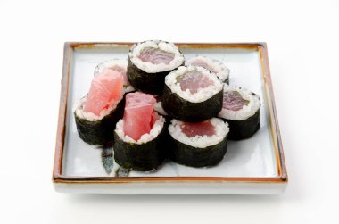 Japon yemeği, Shiso Tekka-maki, ton balıklı suşi.,
