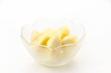 Taze taze ananas dilimleri cam kasede