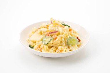Beyaz arka planda makarna ve patates salatası.