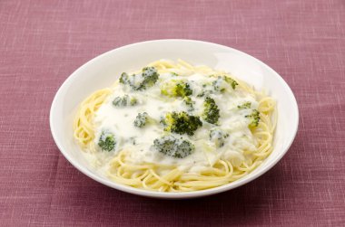 Sağlıklı ev yapımı kremalı brokoli makarnası.