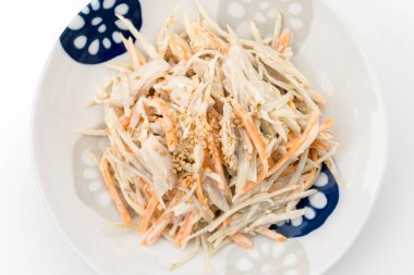 Burdock ve tavuk fileto salatası