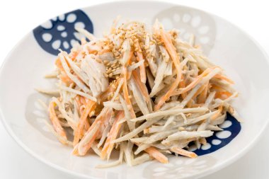 Burdock ve tavuk fileto salatası