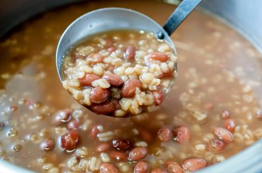 Ev yapımı Okinawa Kokutou Zenzai. Japon şekerlemeleri, Okinawa 'daki meşhur tatlılar. 
