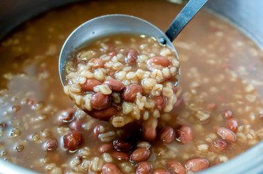 Ev yapımı Okinawa Kokutou Zenzai. Japon şekerlemeleri, Okinawa 'daki meşhur tatlılar. 