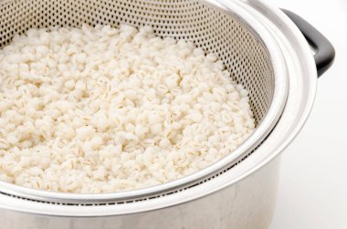 Sarılmış arpayı paslanmaz çelik bir tencerede kaynattım.