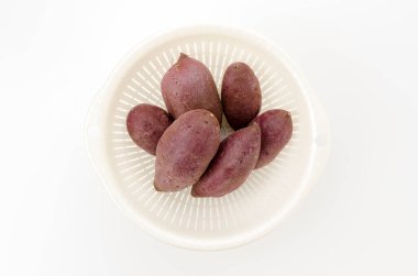 Beyaz plastik kevaşede mor yer elması