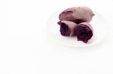 Buharda pişmiş mor yer elması, mor tatlı patates