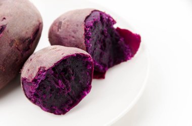 Buharda pişmiş mor yer elması, mor tatlı patates