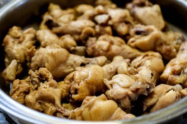 Kızarmış tavuğu tuz sosuyla karıştır.