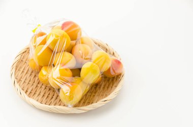 Japon eriği Nanko-Ume plastik bir torbada.