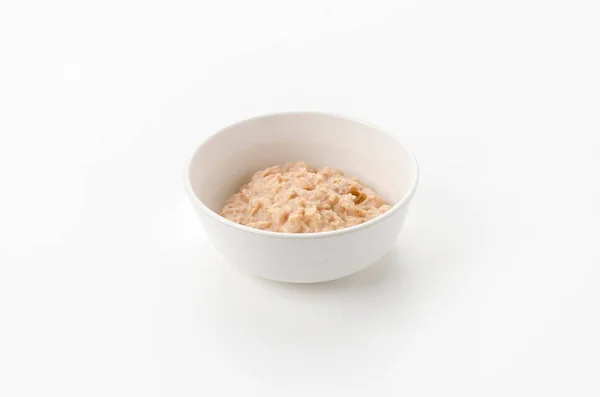 白を基調とした白鉢のマグロマヨネーズ — ストック写真