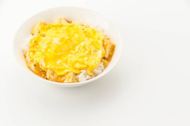 Mapo tofu kasesiyle haşlanmış pilav üzerine omlet.