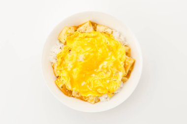 Mapo tofu kasesiyle haşlanmış pilav üzerine omlet.