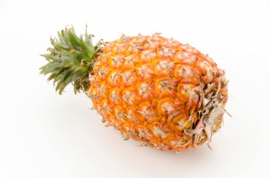 Beyaz arka planda taze taze ananas meyvesi