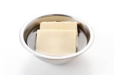 Koya soya peynirini (Dondurulmuş Kurutulmuş Tofu) suya batırın