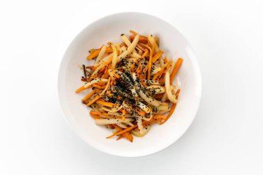 Japon yemeği, turp kabuğu ve doğranmış havuç kinpira.