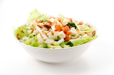 Beyaz arka planda baharatlı sosis ve chikuwa ile renkli taze sebze salatası..