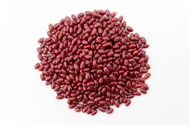 Beyaz arka planda kırmızı böbrek fasulyesi