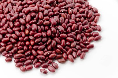 Beyaz arka planda kırmızı böbrek fasulyesi