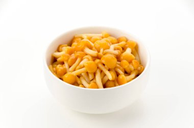 Beyaz kasede nameko mantarları