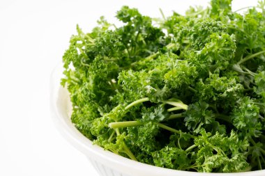 Plastik beyaz Kolander 'da taze maydanoz yığını